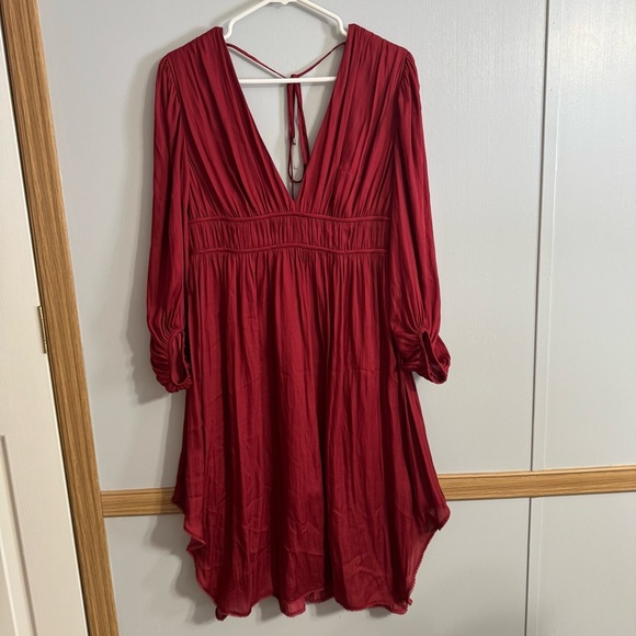 Halston Heritage Elegant Red Plunge Neckline Dress in Size 4 - Picture 16 of 16